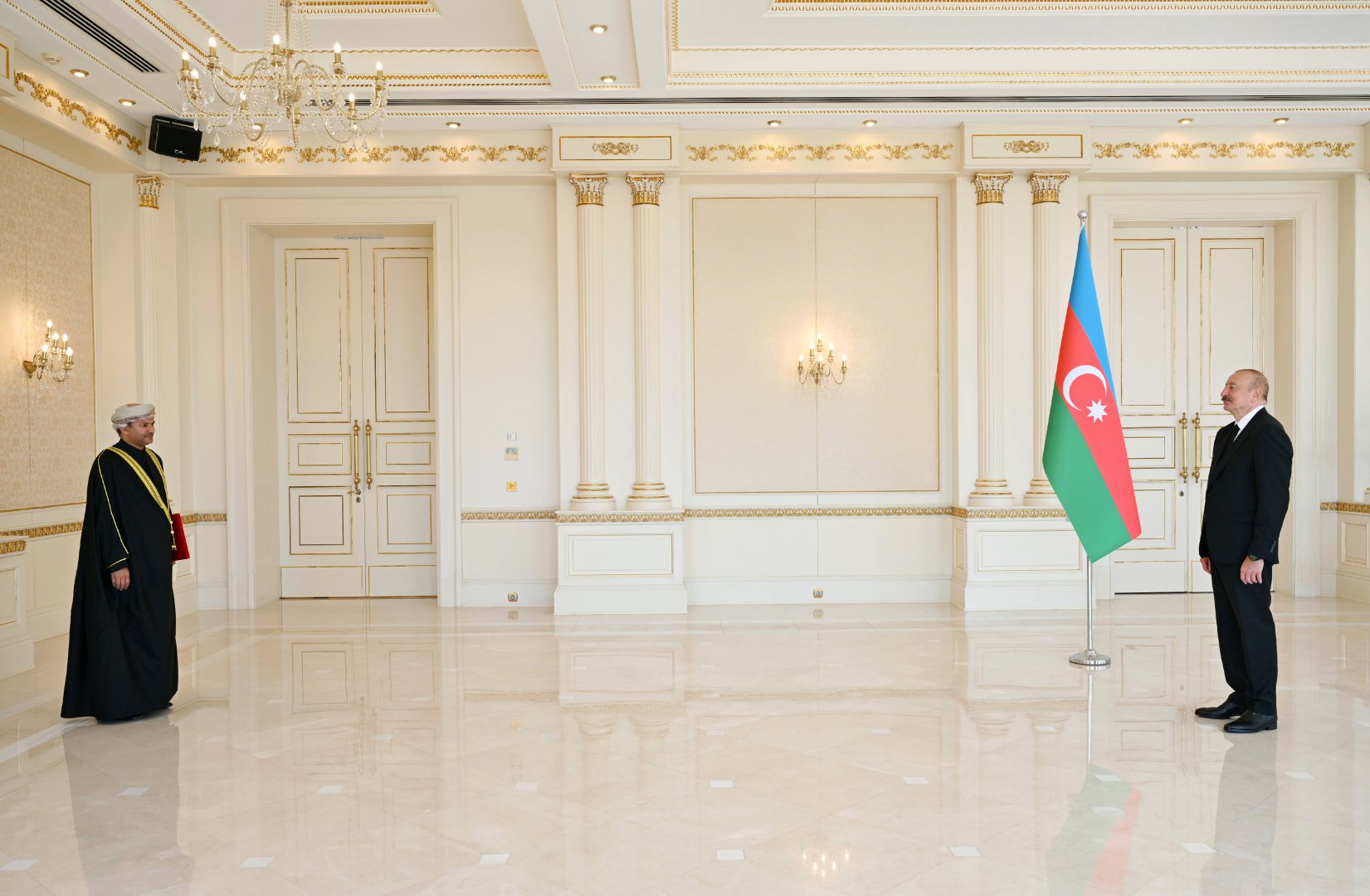 Prezident İlham Əliyev Omanın Azərbaycanda yeni təyin olunmuş səfirinin etimadnaməsini qəbul edib (FOTO)