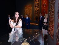 Heydər Əliyev Fondunun vitse-prezidenti Leyla Əliyeva Budapeştdə “Azərbaycan xalçaları – ənənədən müasir incəsənətə” sərgisinin təqdimatında iştirak edib (FOTO)