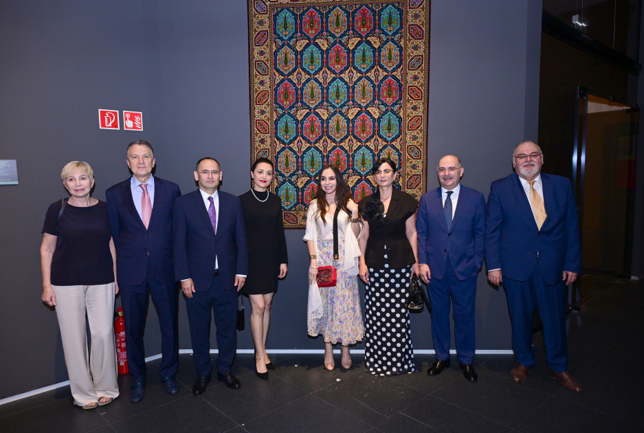 Heydər Əliyev Fondunun vitse-prezidenti Leyla Əliyeva Budapeştdə “Azərbaycan xalçaları – ənənədən müasir incəsənətə” sərgisinin təqdimatında iştirak edib (FOTO)