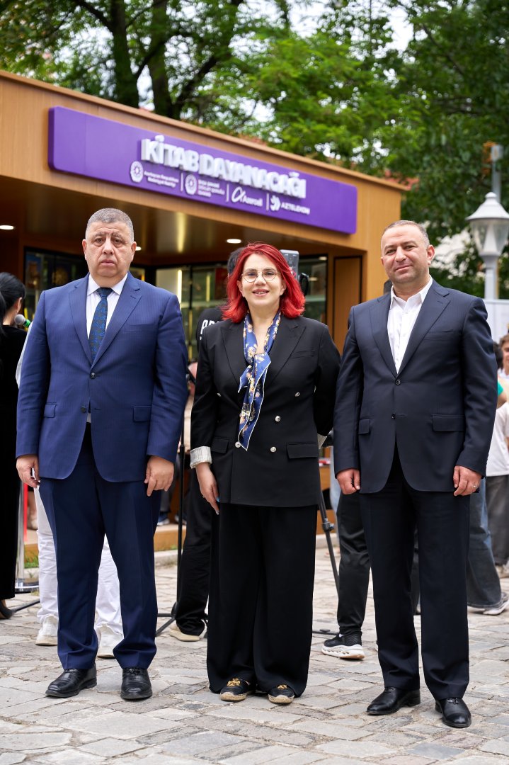 Şuşanın mərkəzində günəş enerjisi ilə işləyən "Kitab dayanacağı" istifadəyə verildi (FOTO)