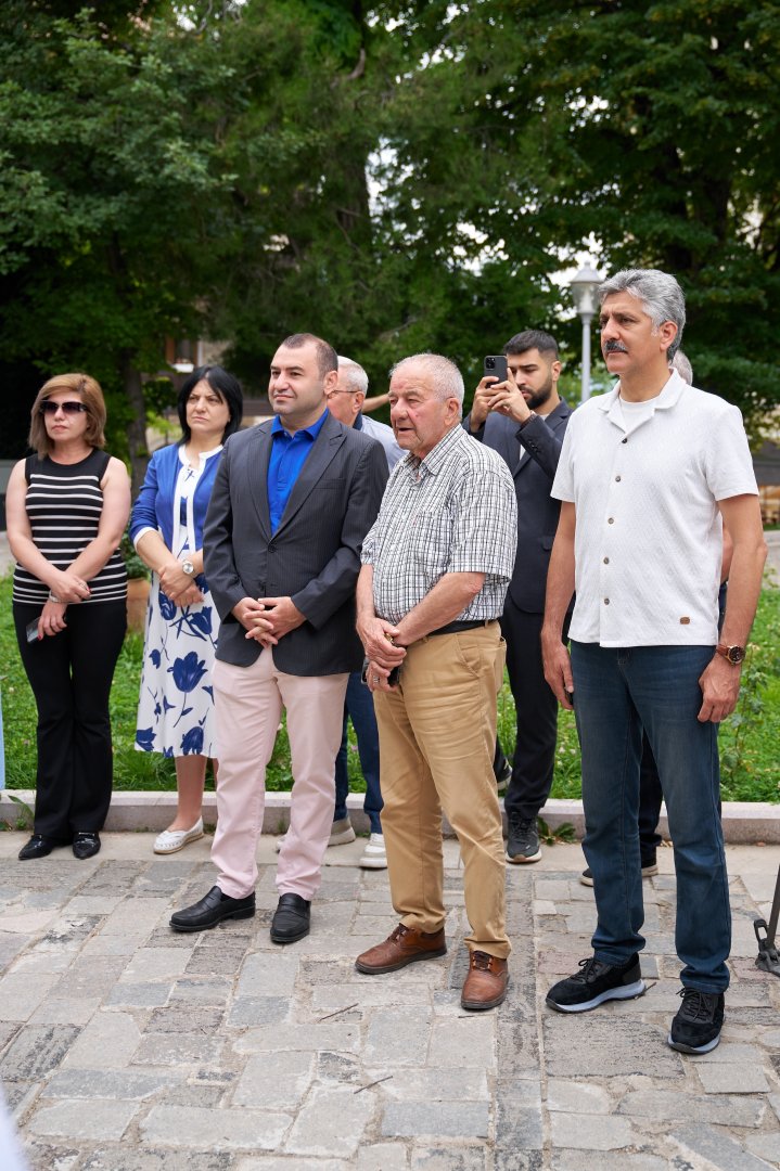 Şuşanın mərkəzində günəş enerjisi ilə işləyən "Kitab dayanacağı" istifadəyə verildi (FOTO)