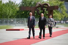 Prezident İlham Əliyevin Berlində rəsmi qarşılanma mərasimi keçirilib (FOTO)