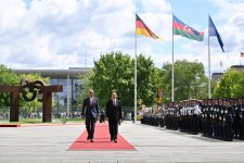 Prezident İlham Əliyevin Berlində rəsmi qarşılanma mərasimi keçirilib (FOTO)