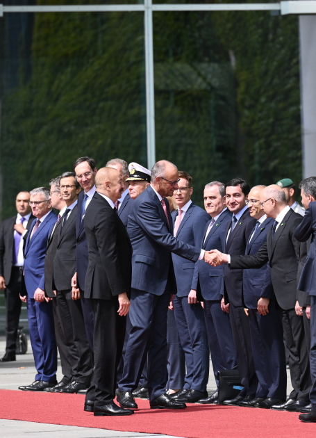 Prezident İlham Əliyevin Berlində rəsmi qarşılanma mərasimi keçirilib (FOTO)