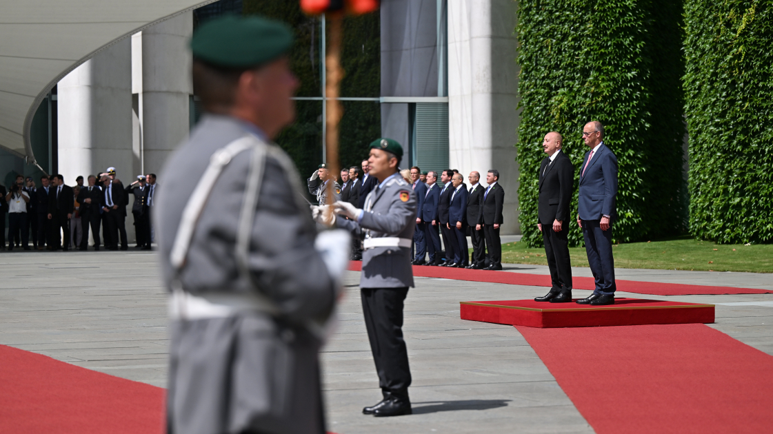 Prezident İlham Əliyevin Berlində rəsmi qarşılanma mərasimi keçirilib (FOTO)