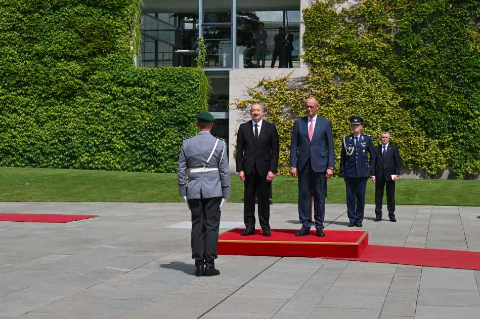 Prezident İlham Əliyevin Berlində rəsmi qarşılanma mərasimi keçirilib (FOTO)