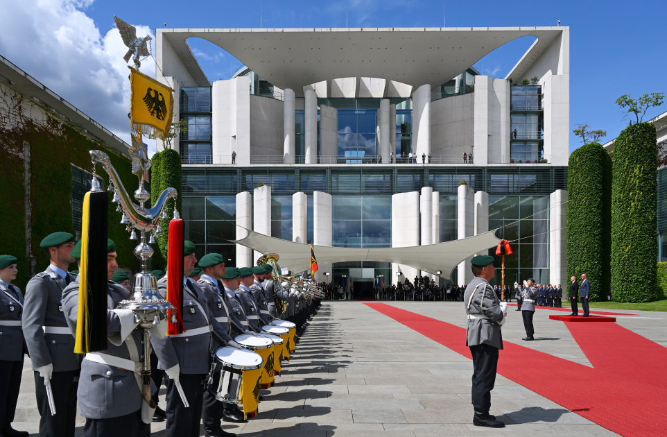 Prezident İlham Əliyevin Berlində rəsmi qarşılanma mərasimi keçirilib (FOTO)