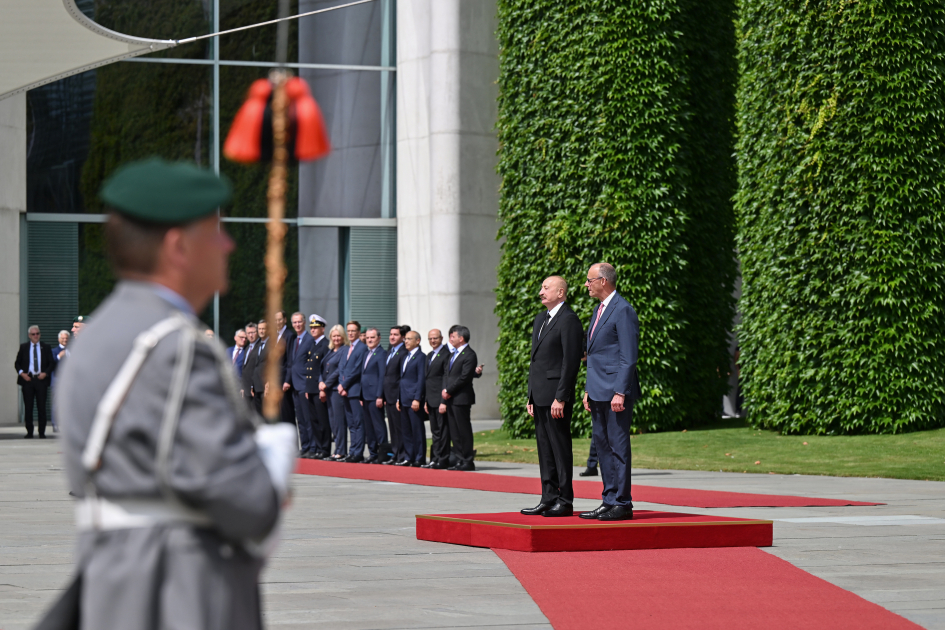Prezident İlham Əliyevin Berlində rəsmi qarşılanma mərasimi keçirilib (FOTO)