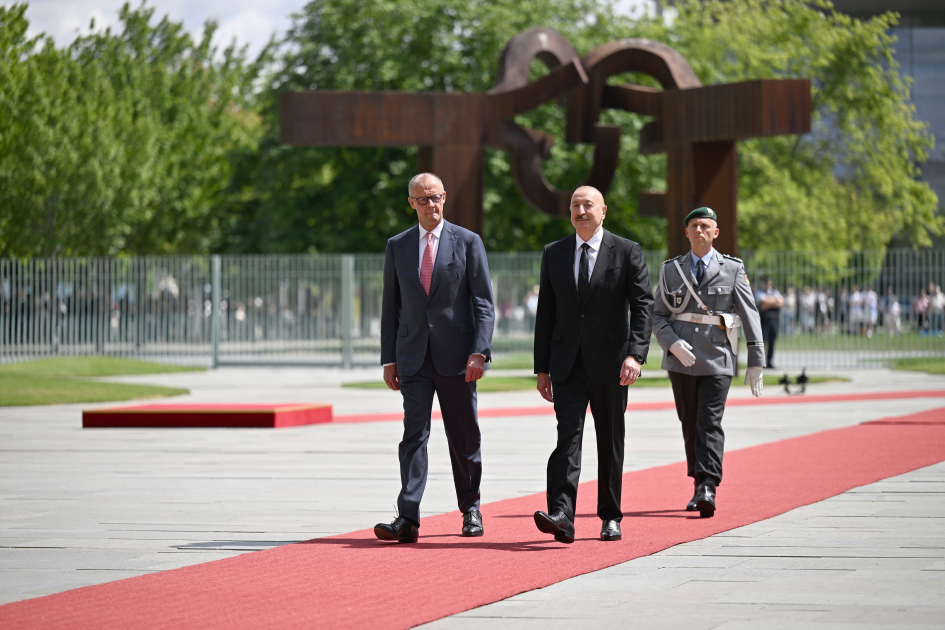 Prezident İlham Əliyevin Berlində rəsmi qarşılanma mərasimi keçirilib (FOTO)