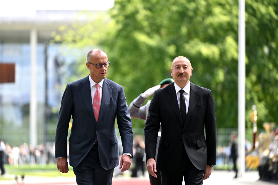 Prezident İlham Əliyevin Berlində rəsmi qarşılanma mərasimi keçirilib (FOTO)