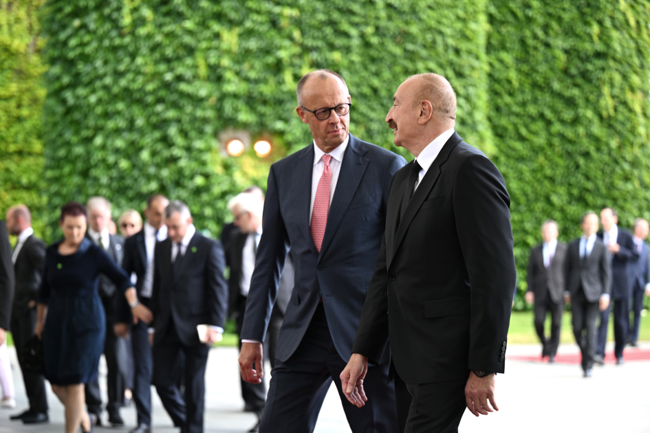 Prezident İlham Əliyevin Berlində rəsmi qarşılanma mərasimi keçirilib (FOTO)