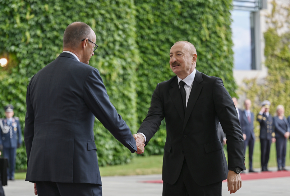 Prezident İlham Əliyevin Berlində rəsmi qarşılanma mərasimi keçirilib (FOTO)