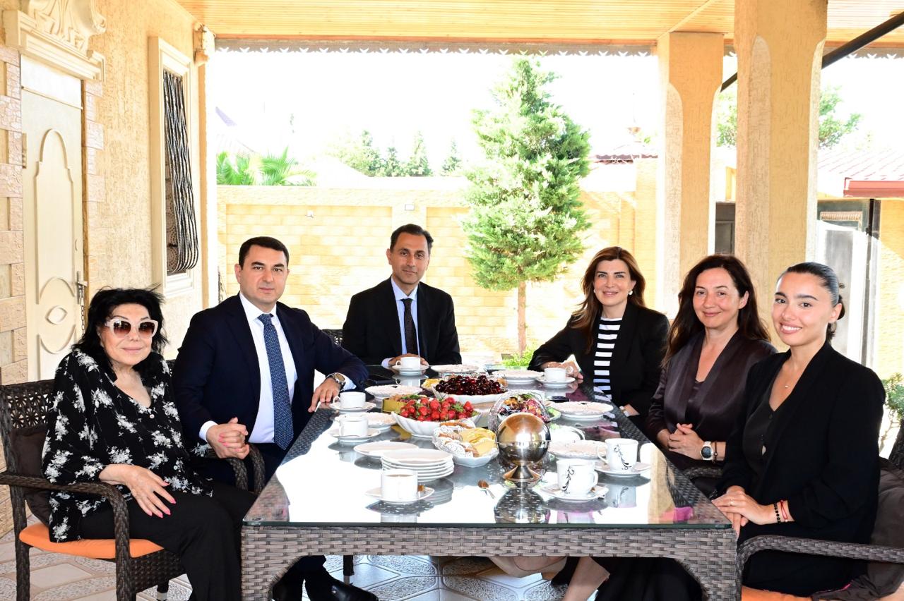 Adil Kərimli Flora Kərimovanı yubileyi münasibətilə ziyarət edib (FOTO)