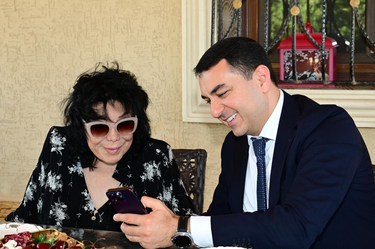 Adil Kərimli Flora Kərimovanı yubileyi münasibətilə ziyarət edib (FOTO)