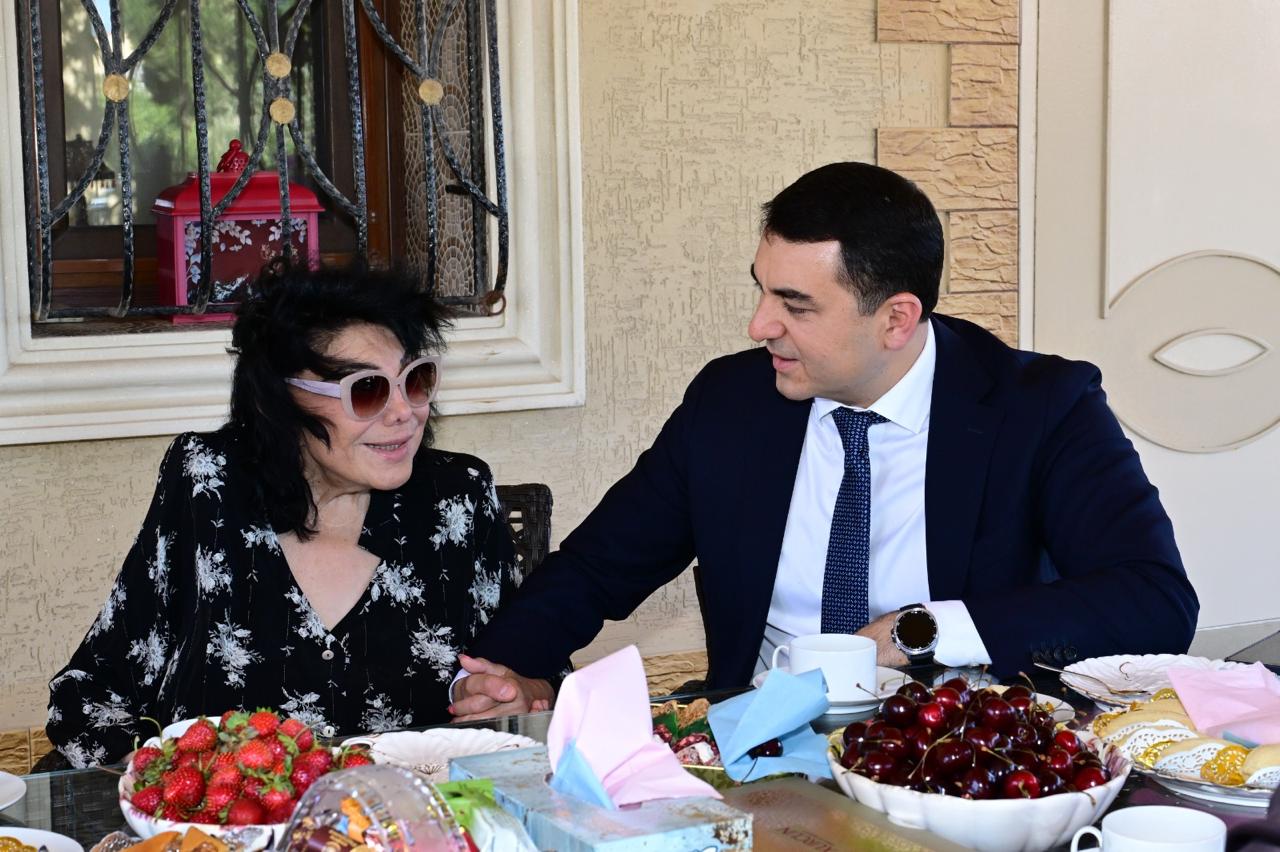 Adil Kərimli Flora Kərimovanı yubileyi münasibətilə ziyarət edib (FOTO)