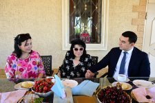 Adil Kərimli Flora Kərimovanı yubileyi münasibətilə ziyarət edib (FOTO)