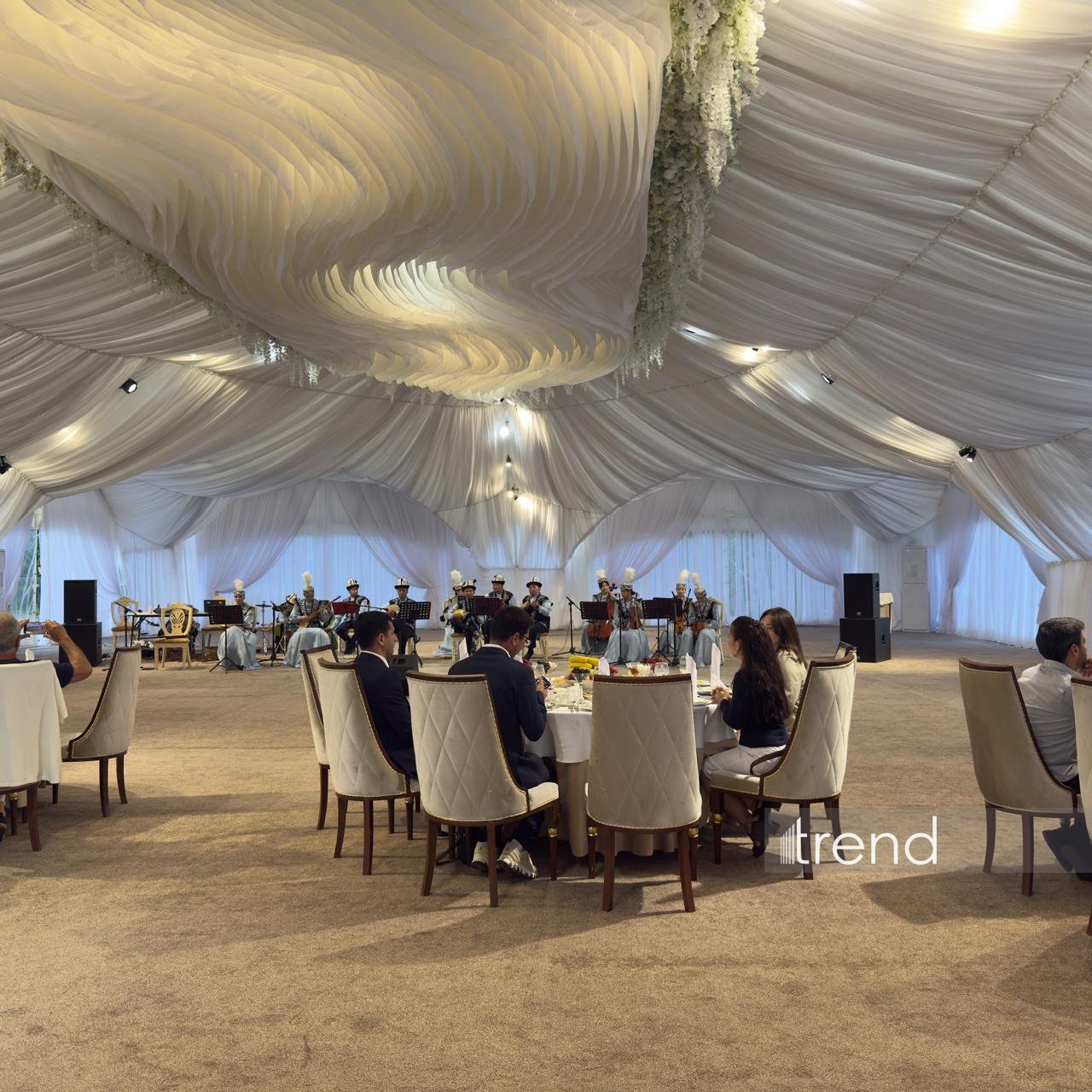 Ölkələri birləşdirən musiqi: Qırğızıstanda Azərbaycan media nümayəndələri üçün konsert keçirilib (FOTO/VİDEO)