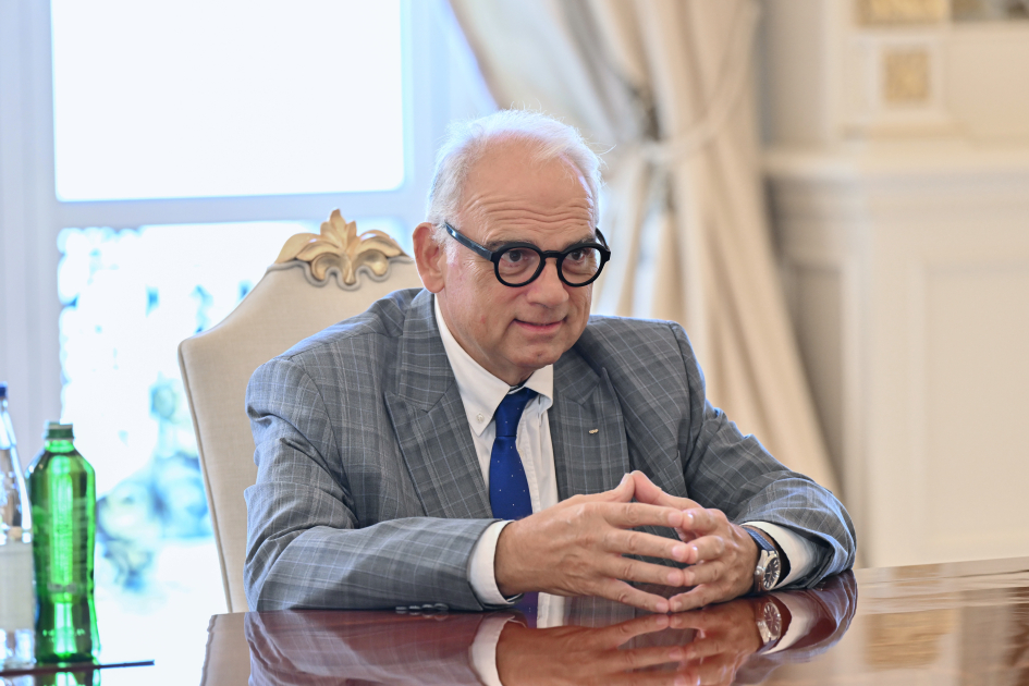 Prezident İlham Əliyev Dünya Güləş Birliyinin prezidentini qəbul edib (FOTO)