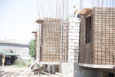Xaçmaz rayonunun Yeni Həyat qəsəbəsində qəzalı binanın yerində yeni yaşayış binası inşa olunur (FOTO)