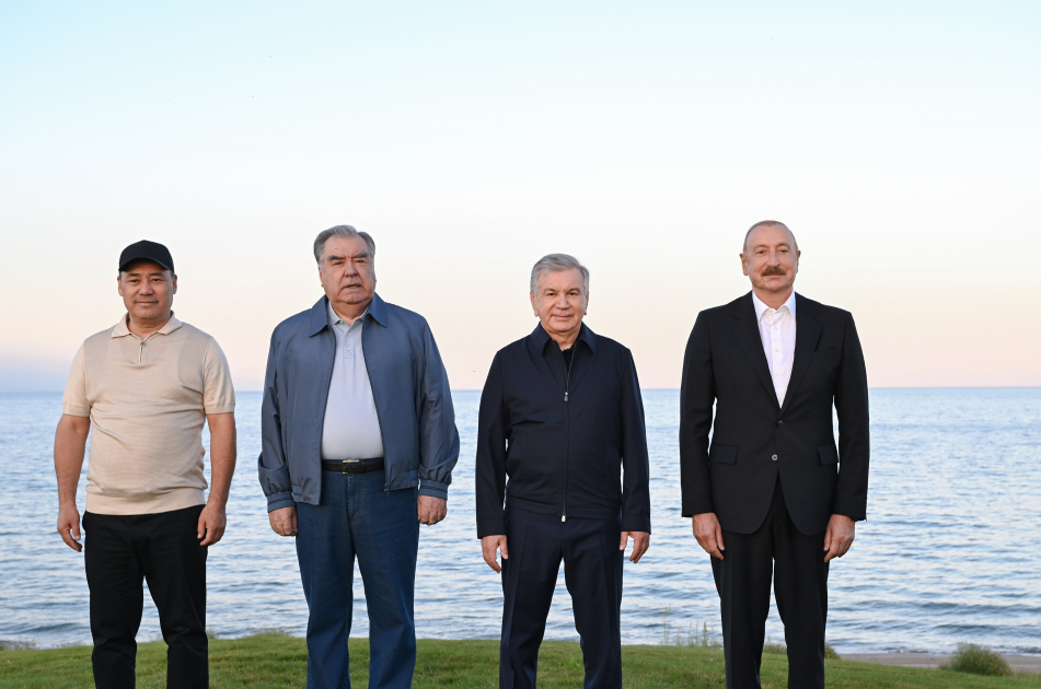 Prezident İlham Əliyev Qırğızıstan, Özbəkistan və Tacikistan prezidentləri ilə birlikdə Çolpon-Ata şəhərində Qolf Klubun açılışında iştirak edib (FOTO)