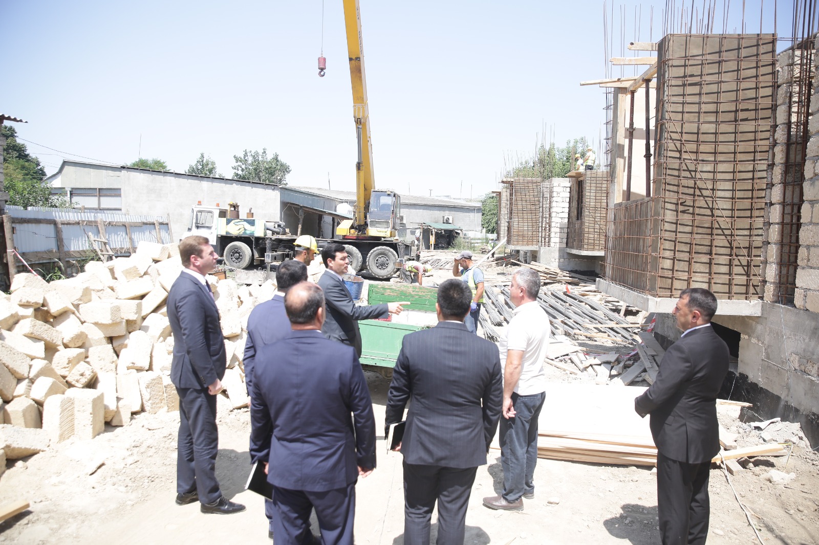 Xaçmaz rayonunun Yeni Həyat qəsəbəsində qəzalı binanın yerində yeni yaşayış binası inşa olunur (FOTO)