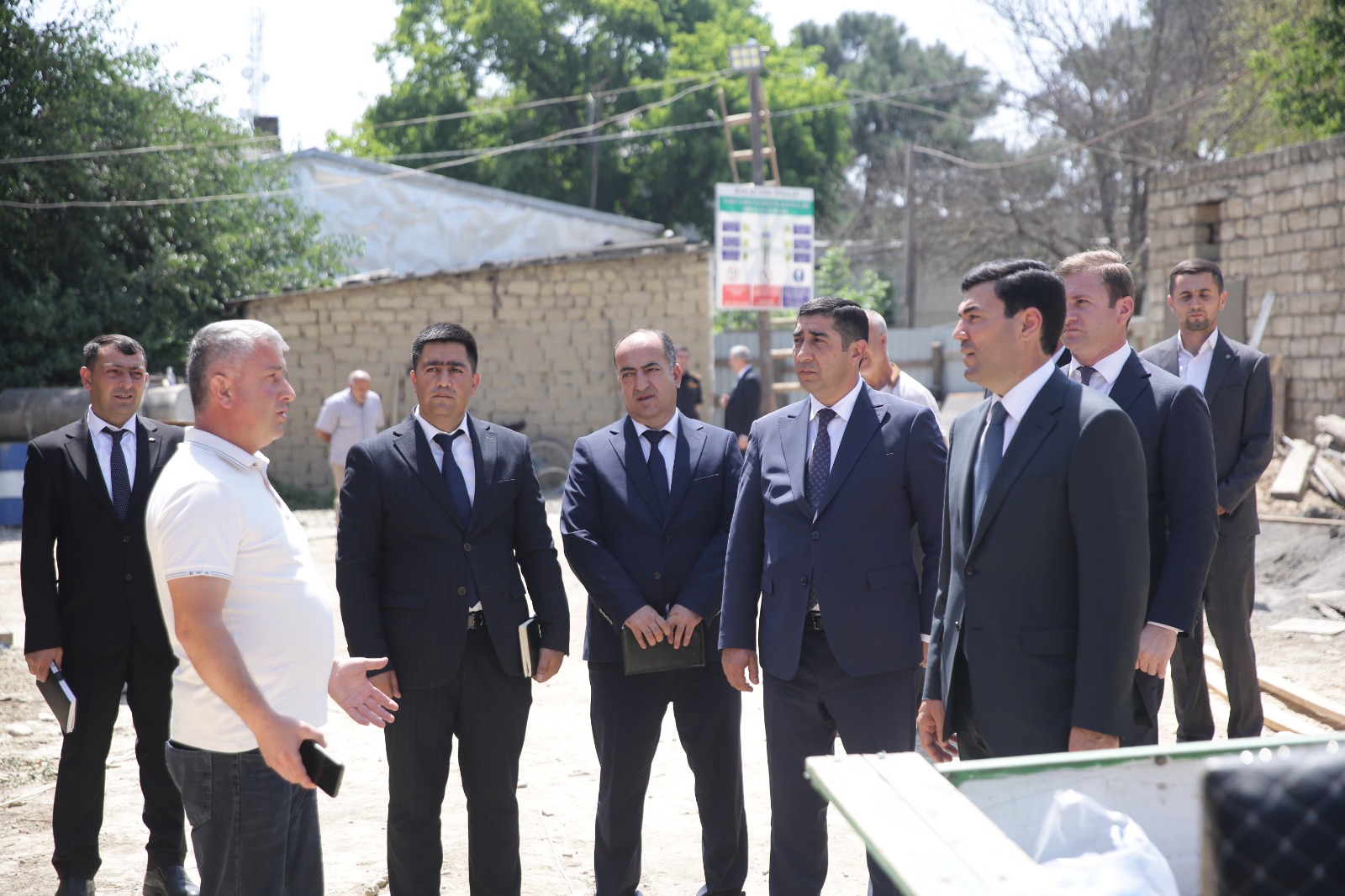 Xaçmaz rayonunun Yeni Həyat qəsəbəsində qəzalı binanın yerində yeni yaşayış binası inşa olunur (FOTO)
