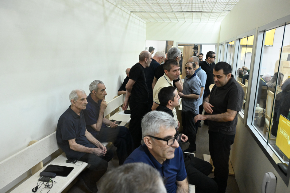 Ermənistan vətəndaşlarının şikayətləri üzrə apellyasiya məhkəməsində hakimlər kollegiyası müşavirəyə gedib (FOTO)