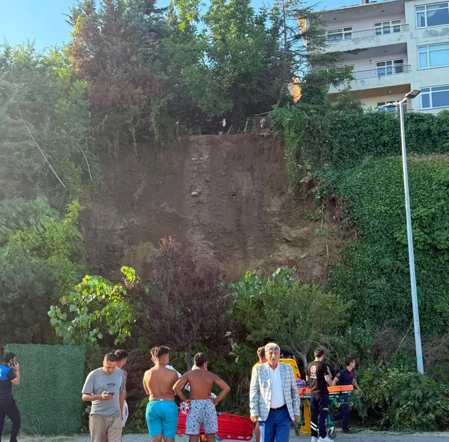 İstanbulda torpaq sürüşməsi olub, xilasetmə əməliyyatı aparılır (FOTO)