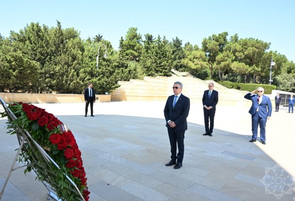 İsveçrənin Federal Xarici İşlər Departamentinin rəhbəri Bakıda şəhidlərin xatirəsini anıb (FOTO)