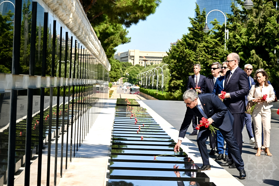 İsveçrənin Federal Xarici İşlər Departamentinin rəhbəri Bakıda şəhidlərin xatirəsini anıb (FOTO)