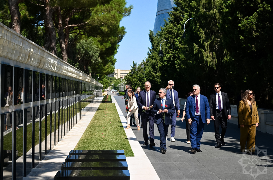 İsveçrənin Federal Xarici İşlər Departamentinin rəhbəri Bakıda şəhidlərin xatirəsini anıb (FOTO)