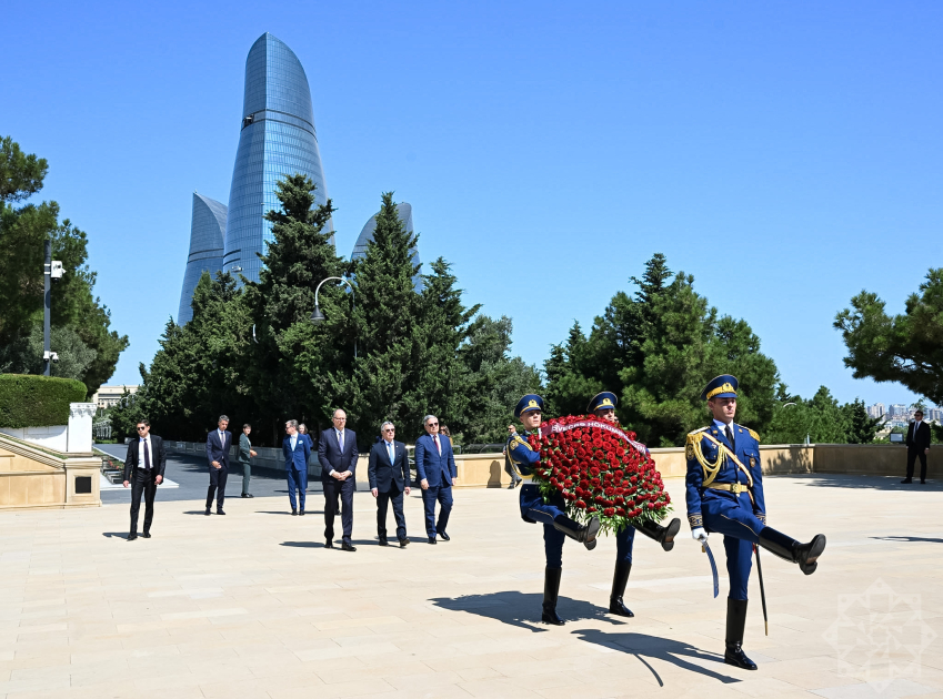 İsveçrənin Federal Xarici İşlər Departamentinin rəhbəri Bakıda şəhidlərin xatirəsini anıb (FOTO)