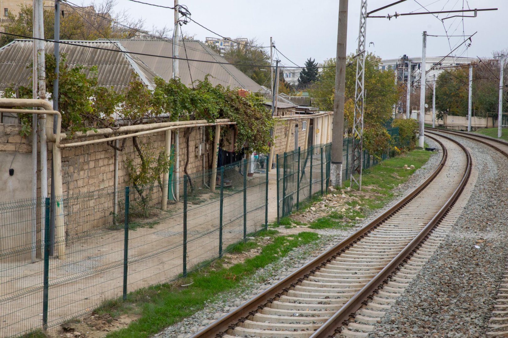 ADY dəmir yolunun təhlükəsizlik zonasında görüləcək tədbirləri açıqlayıb (FOTO)