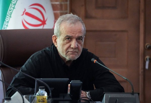 İranın Ali Lideri Pezeşkianla ilə bir sıra məsələləri müzakirə edib