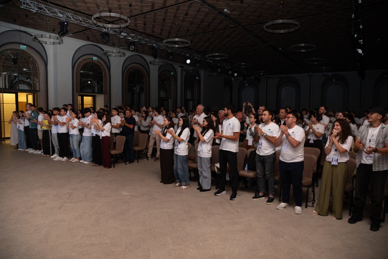 Fotoşəkillərə həkk olunan tarix - Reza Deqati diaspor gəncləri ilə görüşüb (FOTO)