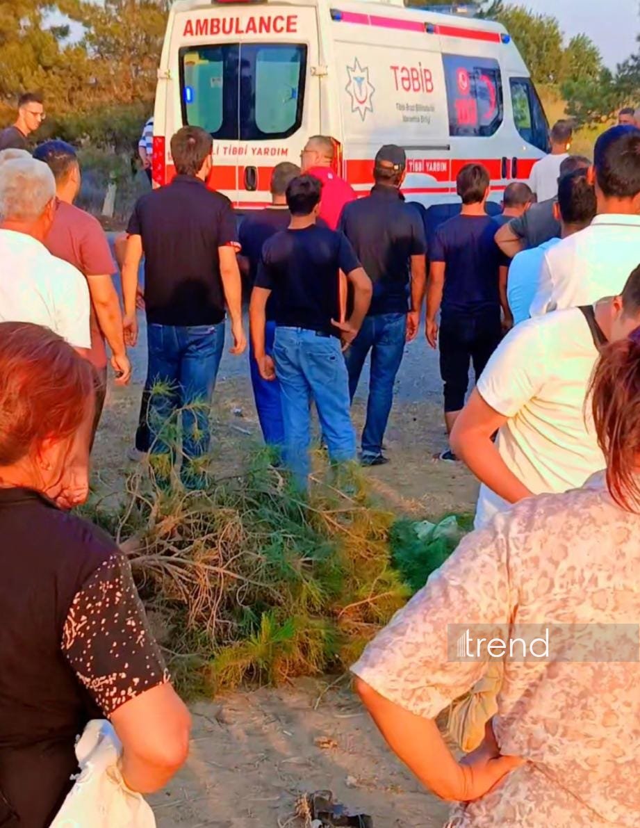 Füzulidə avtomobil ağaca çırpılıb, xəsarət alanlar var (FOTO)