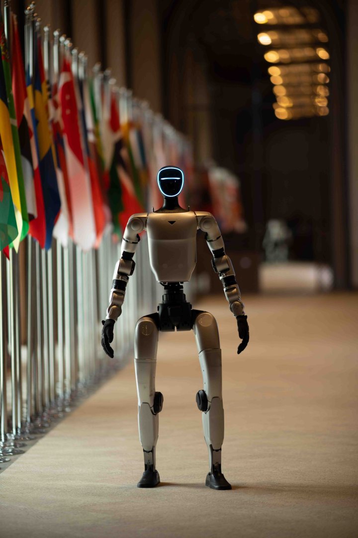 Humanoid-robot şousu diaspor gəncləri arasında böyük maraq doğurub (FOTO)