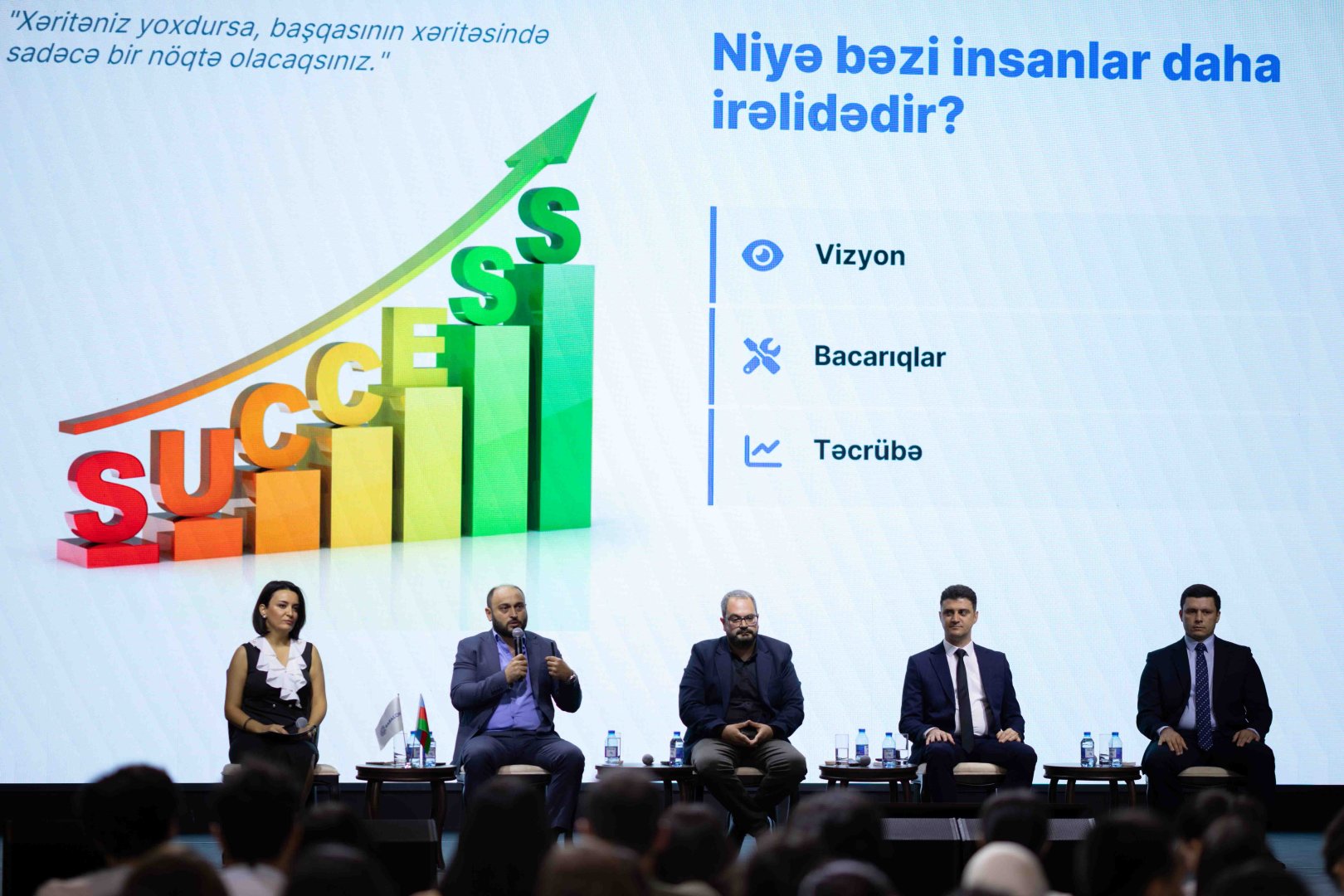 Humanoid-robot şousu diaspor gəncləri arasında böyük maraq doğurub (FOTO)