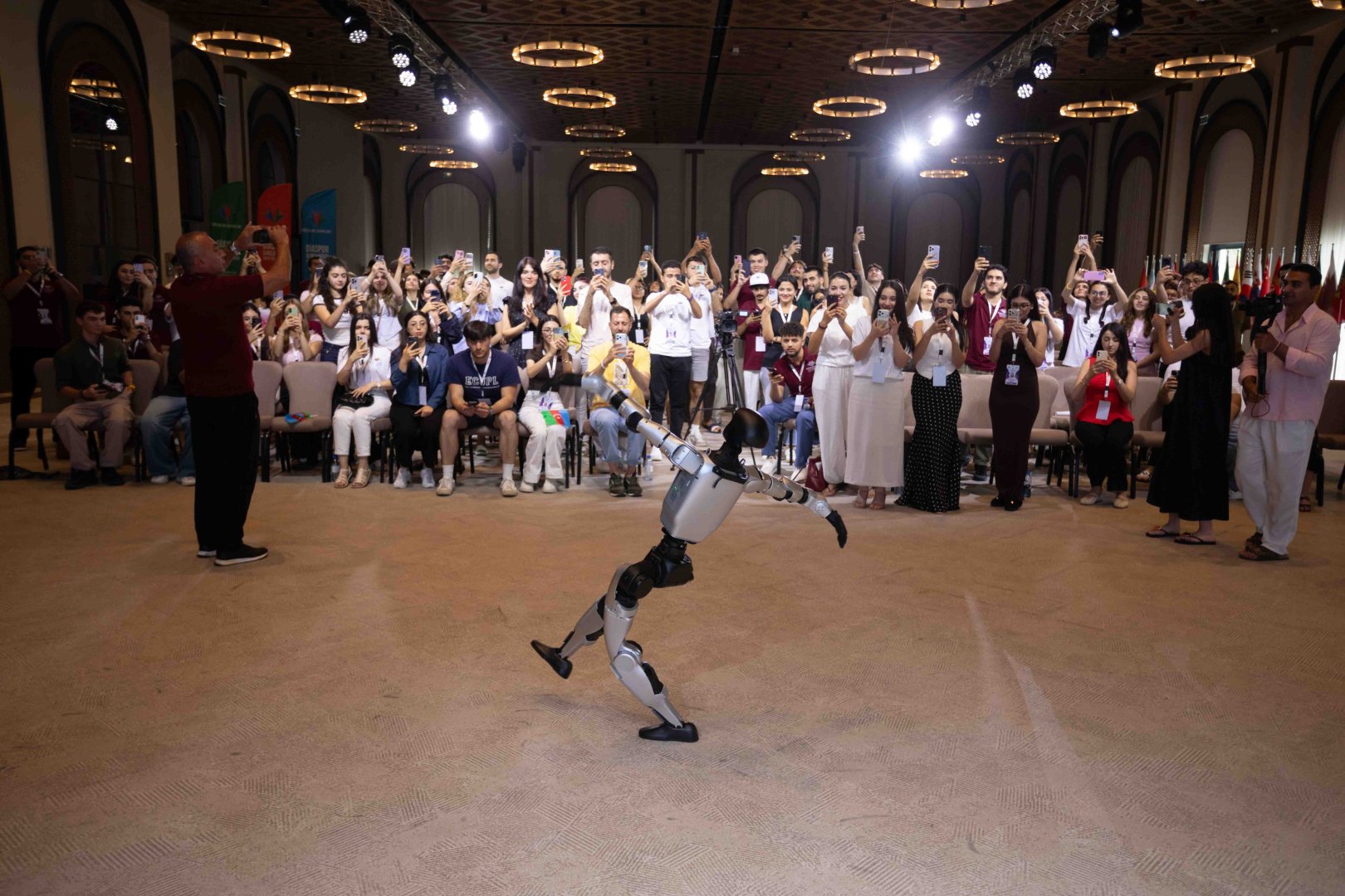 Humanoid-robot şousu diaspor gəncləri arasında böyük maraq doğurub (FOTO)