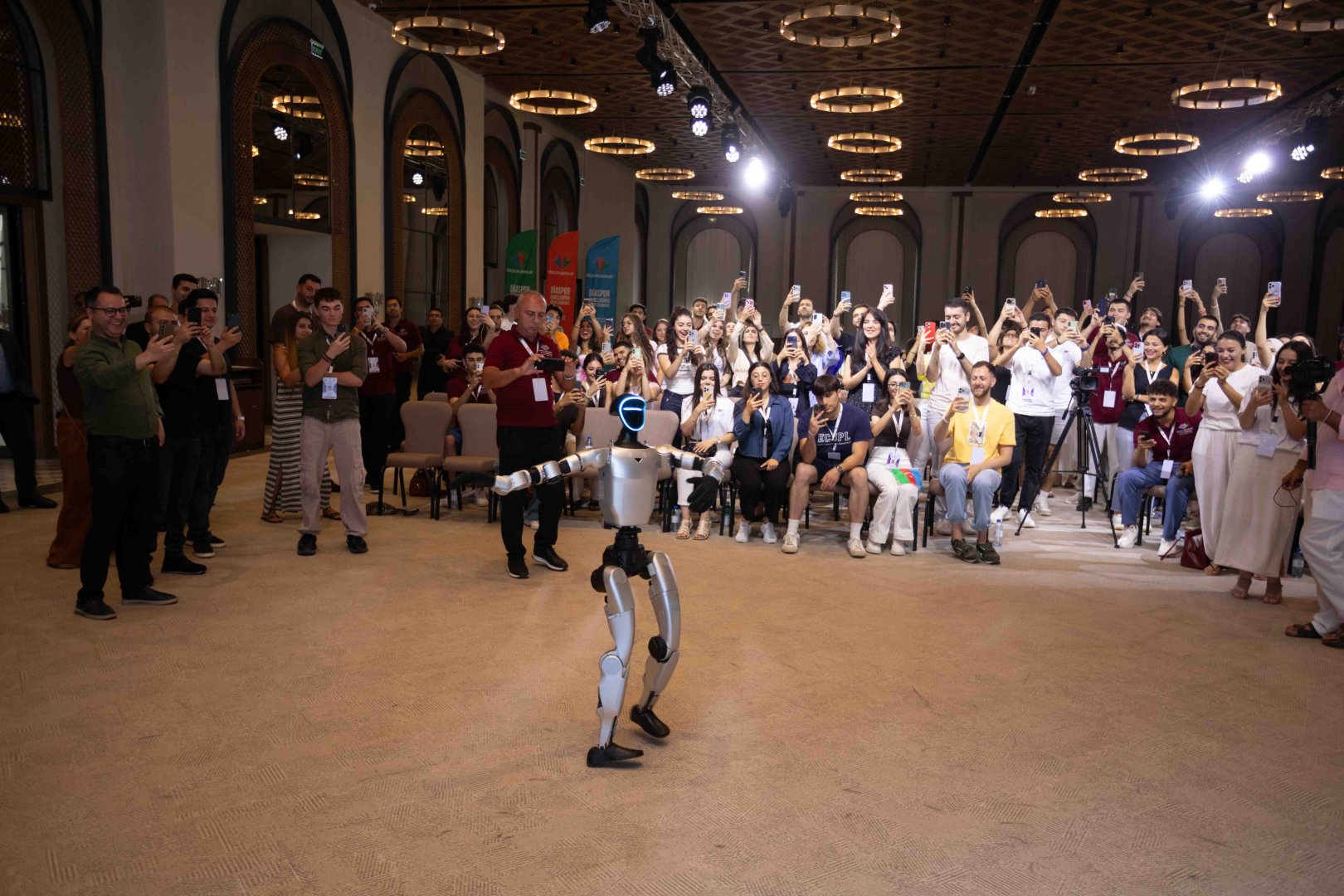 Humanoid-robot şousu diaspor gəncləri arasında böyük maraq doğurub (FOTO)