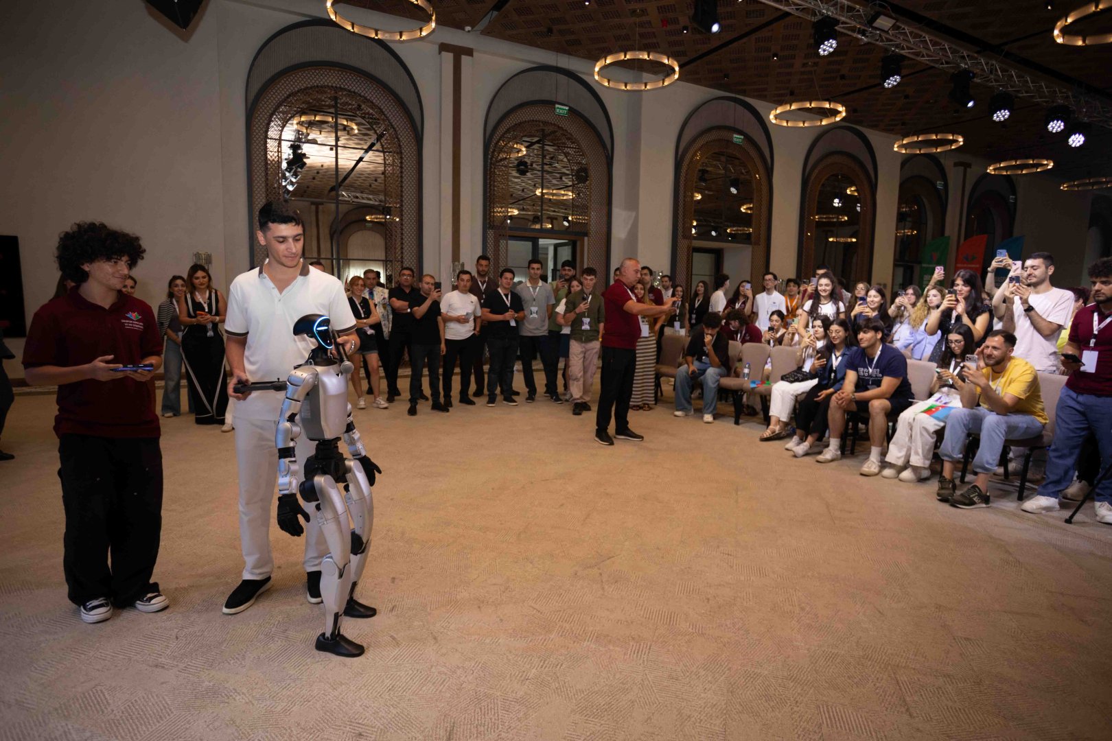 Humanoid-robot şousu diaspor gəncləri arasında böyük maraq doğurub (FOTO)