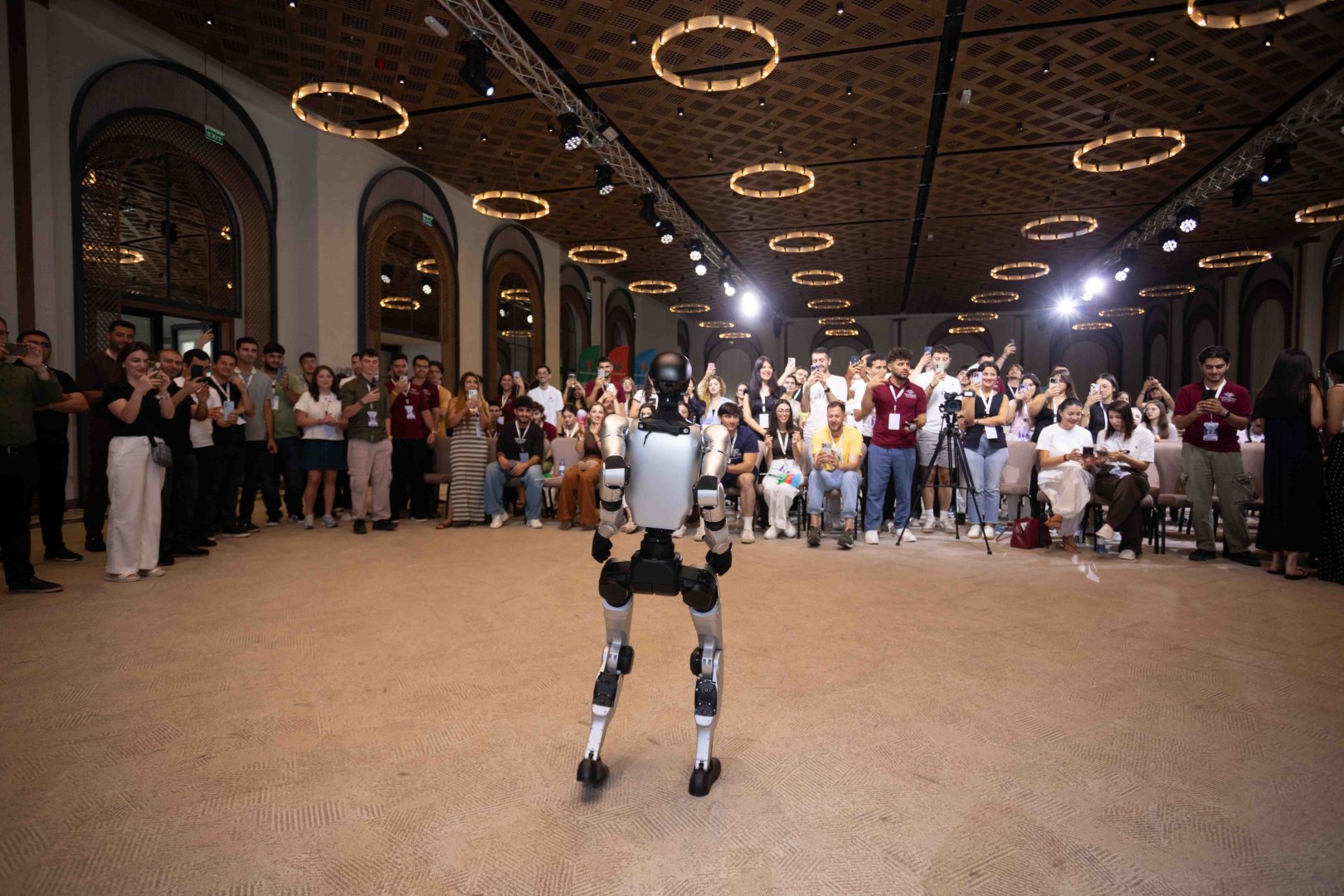 Humanoid-robot şousu diaspor gəncləri arasında böyük maraq doğurub (FOTO)