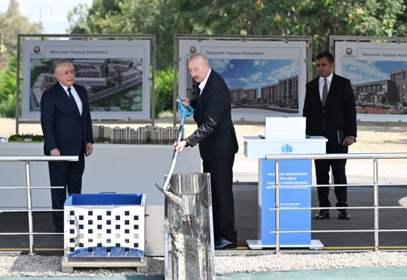 Prezident İlham Əliyev Naxçıvan şəhərində sosial evlər kompleksinin təməlini qoyub (FOTO)