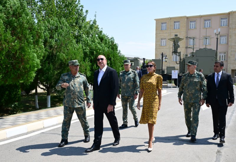 Prezident İlham Əliyev və Birinci xanım Mehriban Əliyeva Əlahiddə Ümumqoşun Orduda yeni yaradılan komando hərbi hissələrinə Döyüş bayraqlarının verilməsi mərasimində iştirak ediblər (FOTO)