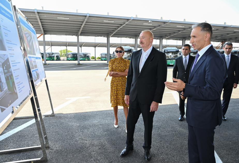 Prezident İlham Əliyev və Birinci xanım Mehriban Əliyeva Naxçıvanda elektrik mühərrikli yeni avtobuslara baxıb, dəmir yolu infrastrukturunda aparılan yenidənqurma işləri ilə tanış olublar (FOTO/VİDEO)