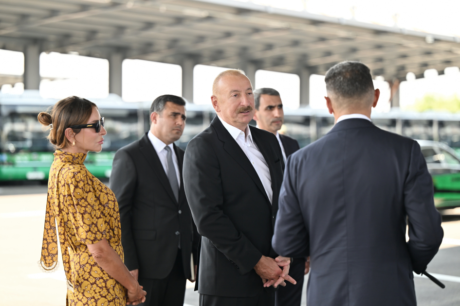 Prezident İlham Əliyev və Birinci xanım Mehriban Əliyeva Naxçıvanda elektrik mühərrikli yeni avtobuslara baxıb, dəmir yolu infrastrukturunda aparılan yenidənqurma işləri ilə tanış olublar (FOTO/VİDEO)