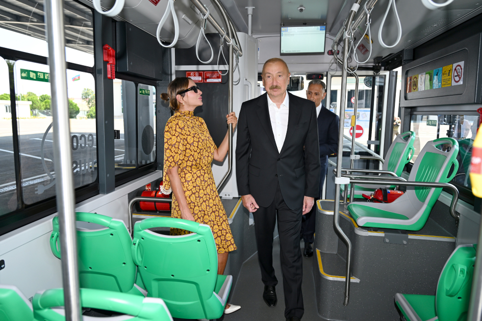 Prezident İlham Əliyev və Birinci xanım Mehriban Əliyeva Naxçıvanda elektrik mühərrikli yeni avtobuslara baxıb, dəmir yolu infrastrukturunda aparılan yenidənqurma işləri ilə tanış olublar (FOTO/VİDEO)