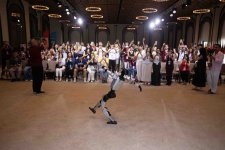 Humanoid-robot şousu diaspor gəncləri arasında böyük maraq doğurub (FOTO)