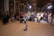 Humanoid-robot şousu diaspor gəncləri arasında böyük maraq doğurub (FOTO)