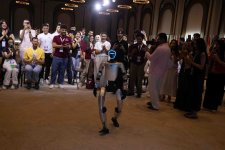 Humanoid-robot şousu diaspor gəncləri arasında böyük maraq doğurub (FOTO)